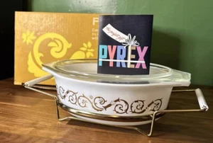 Vtg New In Box Pyrex White Empire Scroll 1.5 Qt. Casserole With Lid NIB Cradle - Picture 1 of 15