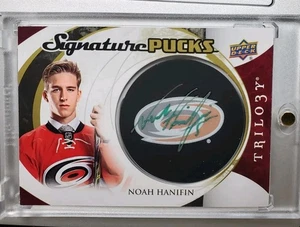 2015-16 Upper Deck Trilogy Noah Hanifin Signature Pucks On Card Auto  - Imagen 1 de 1