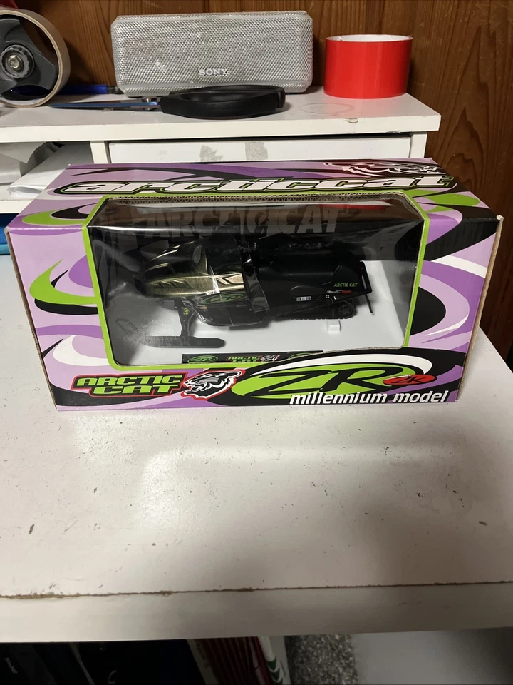 2000 Arctic Cat Zr Millennium Model 1:18 Scale Diecast Snowmobile - Image 1 of 1