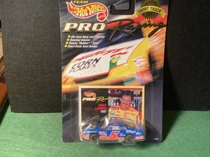 Hot Wheels PRO Racing, Terry Labonte 1/64 Scale Die Cast Car & Trading Card - Bild 1 von 3