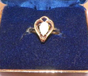 Ring Size 4.75 Goldtone Metal White Stone Rhinestone Pretty Vintage - Picture 1 of 3