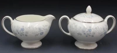 Crema de porcelana Wedgwood Belle Fleur y azucarero cubierto Foto 1 de 4