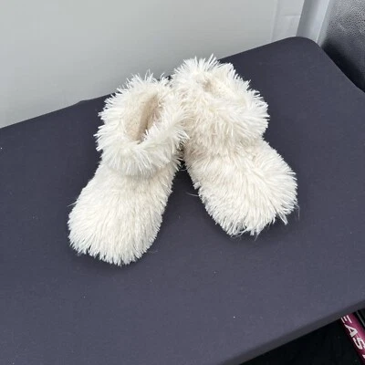 JUSTICE girls Faux Fur SHAGGY White Pull On Slippers! Size 6-7 Medium - Image 1 of 4