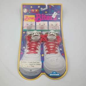 Vintage Lamm Chop & Friends Schleife Beißer Schuh Anhänger Accessoire Neu aus altem Lagerbestand neu in Verpackung Shari Lewis - Bild 1 von 4