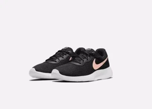 Nike Tanjun DJ6257-001 Schwarz/Pfirsich Bronze Logo Damen Turnschuhe Größe 6 - Bild 1 von 7