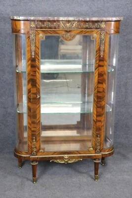 Preciosa vitrina de nogal figurativa de sátiro y querubines de bronce dorado con tapa de mármol francés Foto 1 de 4