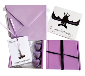 Kleine Geschenke! GEBURTSTAG. Fledermaus Anhänger, Geburtstagskarte, 3 x Pralinen + Geschenkbox. - Bild 1 von 3
