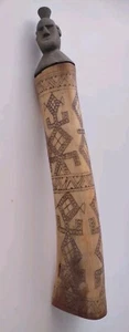 Seltener 10 Zoll früher indonesischer Stamm Scrimshaw geschnitzter Büffelhorn-Kalkbehälter - Bild 1 von 18