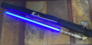 STAR WARS GALAXY’S EDGE SAVI’S WORKSHOP SABLE DE LUZ CON DIENTE DE RENCOR! - Imagen 1 de 4