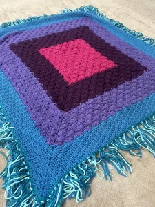 Handarbeit Überwurf Quadrat Decke Deko Wandbehang 37x37 Fransen Lila Rosa Blau - Bild 1 von 2