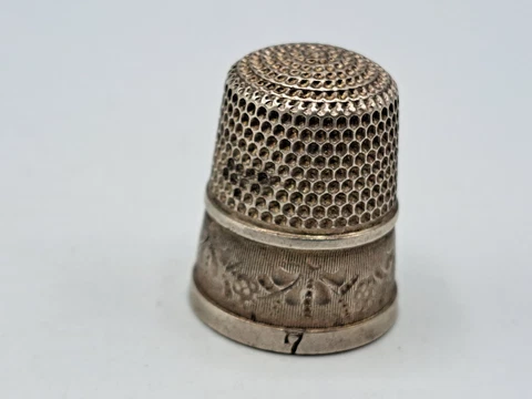 Antique 4.4g Sterling Silver Thimble Size 7 "Made in USA"** BEAUTIFUL PATTERN ** Cover