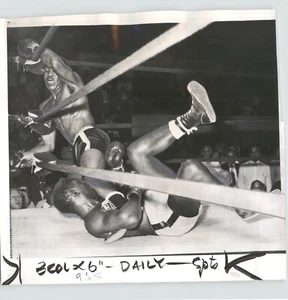BOXING John Holman Beats CHAMP Ezzard Charles Miami Beach 1955 Press Photo - Picture 1 of 2