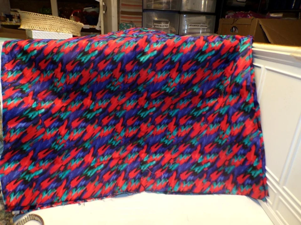 Tela-algodón-JoAnn's ROJO GEOMÉTRICO, VERDE AZULADO. IMPRESIÓN PÚRPURA 2 yardas #3576 Foto 1 de 1