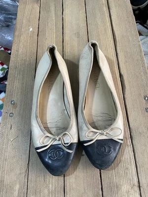 Chanel zapatos planos de ballet de cuero bicolor talla 38 EU. Foto 1 de 4