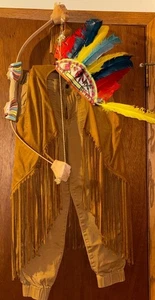 HALLOWEEN INDIANER KOSTÜM VINTAGE FEDER KOPFSCHMUCK GESCHNITZTE SCHLEIFE FRANSEN WESTE/HOSE - Bild 1 von 6