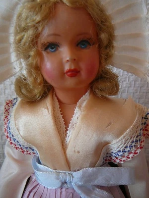 TRES BELLE POUPEE FOLKLORIQUE PETIT COLLIN 28 CM - Photo 1/4