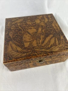 "Caja de madera tallada flores grabadas hojas tapa bisagras pestillo vintage 1910 6x6x2,5""" - Imagen 1 de 11