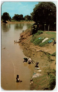 Postkarte Waschtag entlang eines Baches in Haiti Menschen waschen ihre Kleidung - Bild 1 von 2