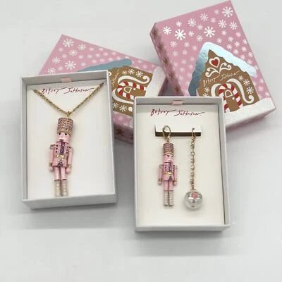 2p Betsey Johnson Rosa Cascanueces Colgante Largo Navidad Collar y Pendientes NUEVO Foto 1 de 4