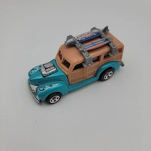 Hot Wheels Ford Woody Station Wagon 1979 années 40 avec planches de surf B37 - Photo 1/11
