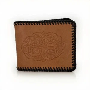 Cartera plegable de cuero natural mecanizada a mano con bordes trenzados e iniciales “BLT”  - Imagen 1 de 7