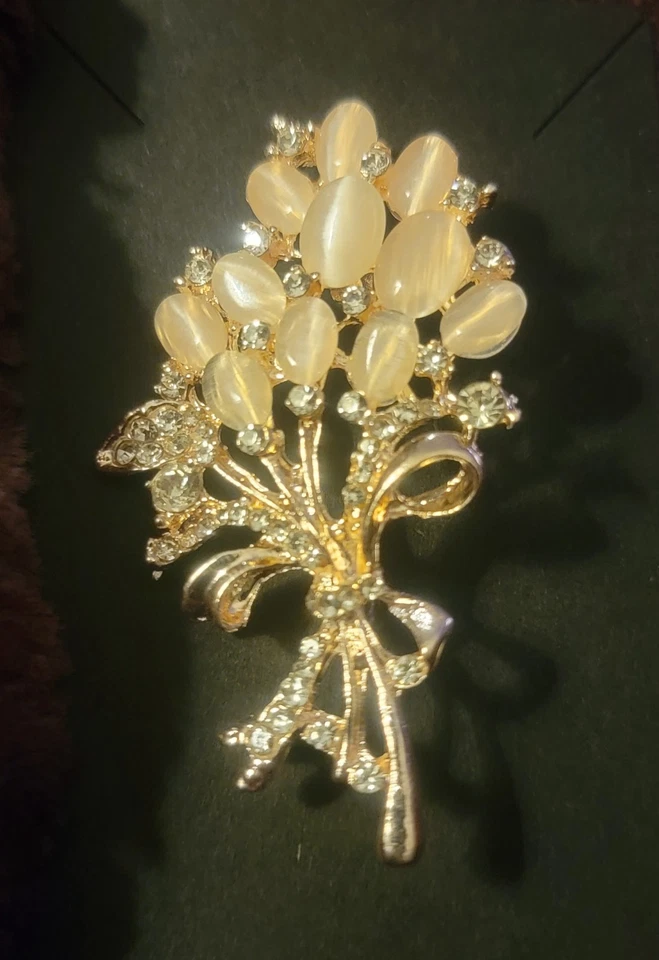 Broche o prendedor de bufanda floral de piedra de ojo de ópalo simulado de inspiración vintage Foto 1 de 4