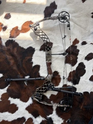 Mathews Helim 右握 复合弓 - 28.5DL 带升级 Mathews 稳定剂 — 第 1/4 张图片