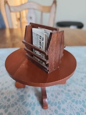 Porta revistas de madera miniatura vintage para casa de muñecas - hecho y firmado artesanalmente  Foto 1 de 4