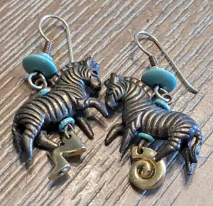 Pendientes colgantes de cebra de metal bronce con cuentas de turquesa sintética hechos a mano - Imagen 1 de 2