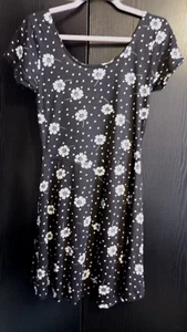 ( BNWT ) BLACK & WHITE STRETCHY FLORAL FLARE DRESS WITH SHORT SLEEVE SIZE 12 UK - Picture 1 of 9