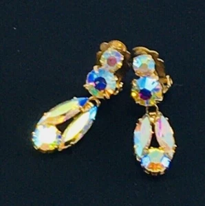 Clip On Earrings Aurora Borealis and Gold Tone Excellent Condition Vintage  - Imagen 1 de 5