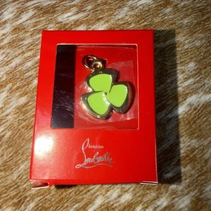 Christian Louboutin Trébol Verde Lápiz Labial Dije NUEVO EN CAJA NUEVO En CAJA - Imagen 1 de 7