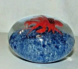 HANDARBEIT KUNST RUNDER HUMMER AUF BLAUEM MEER GLAS BRIEFBESCHWERER - Bild 1 von 4