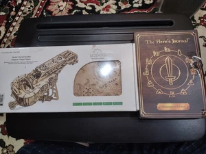 UGEARS Holz 3D Puzzle ROBUSTE LEIER & The Hero's Journal Adventurers Edition Posten - Bild 1 von 18