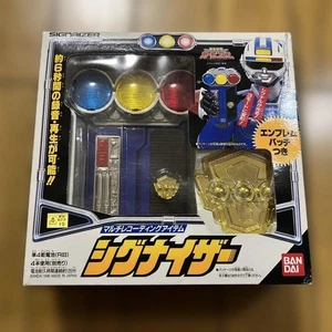 BANDAI Signizer Multi Artículo de Grabación Emblema Insignia Azul Amarillo Rojo Juguete - Imagen 1 de 6