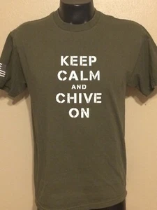 Camiseta grande Keep Calm and Chive On KCCO The Chive para hombre usada verde oliva - Imagen 1 de 4