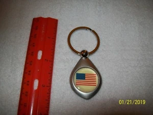 LLAVERO DESGARRADO CON LOGOTIPO DE BANDERA EE. UU., CADENA, TONO PLATEADO, 3 1/4"~#1 - Imagen 1 de 2