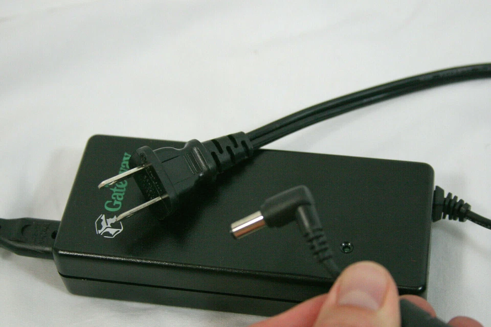 Adaptador de corriente Gateway SA70-3105 19V 3,68A exceso de existencias OEM SA1 SA6 Foto 1 de 4