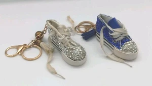 2 Mini Schuh Sneaker Schlüsselanhänger Charm Anhänger Schlüsselring Menge 2 - Bild 1 von 11