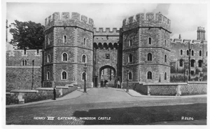 Postcard Berkshire UK Henry V111 Gateway Windsor Castle Real Photograph - Picture 1 of 2
