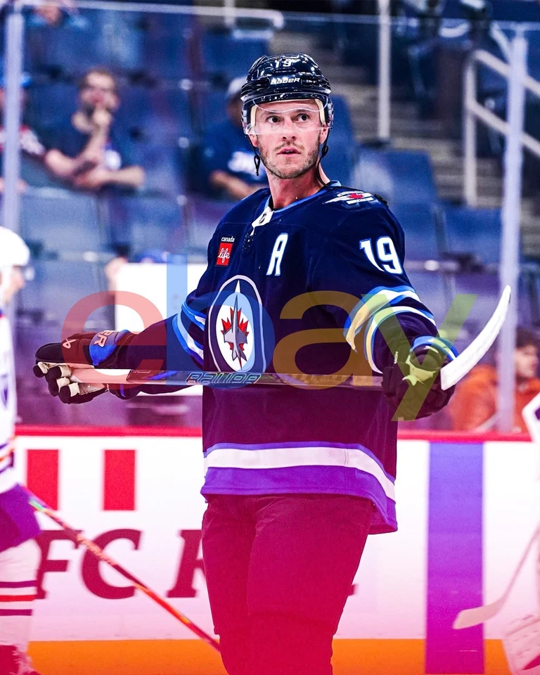 Foto de hóquei Jonathan Toews Warmups retrato Winnipeg Jets 8x10 NHL - Imagem 1 de 1