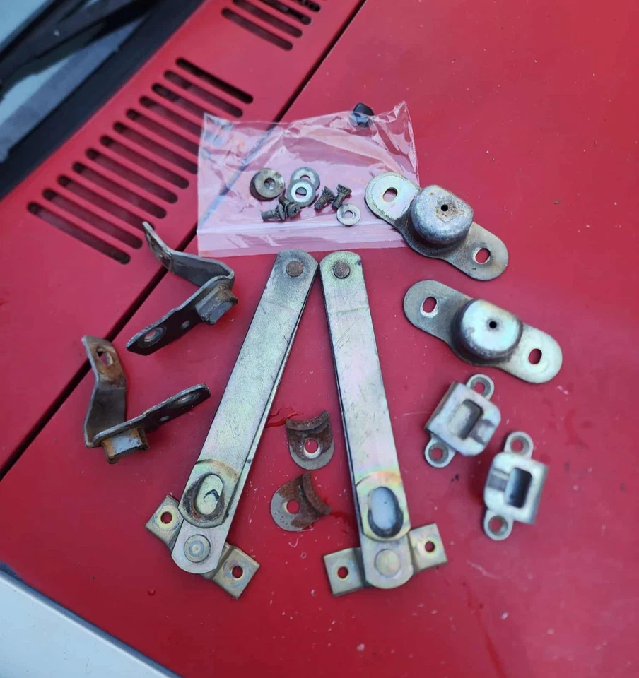 Lote de piezas originales para camioneta Mazda 1977-85 - luz trasera/bisagras de puerta trasera/pestillos/espejo, etc. Foto 1 de 4