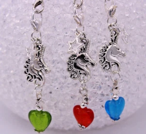 Einhorn Schlüsselanhänger in silber Lampwork Herz Unicorn Charm Glücksbringer - Picture 1 of 2