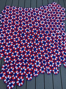 Vintage Handarbeit gehäkelt Granny Square Decke bunt Überwurf rot weiß blau - Bild 1 von 8