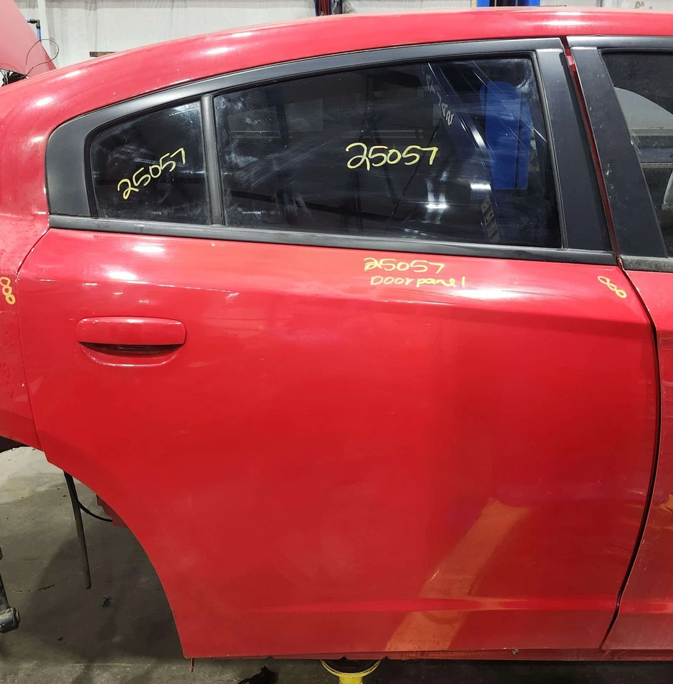 Conjunto de puerta trasera derecha Dodge Charger 11-23 lado pasajero rojo PR3 OEM Foto 1 de 1