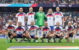 ENGLAND vs SPAIN - FINAL - ENGLAND LINE-UP - EURO 25 - A4 QUALITY PHOTO - Picture 1 of 1