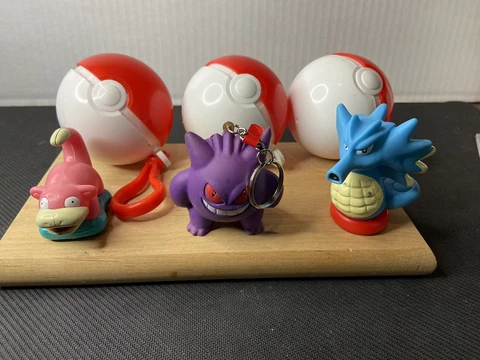 Lot of 3 Pokémon 1999 Burger King Toy & Pokeball Case Seahorse, Ghastly, Slopoke Cover