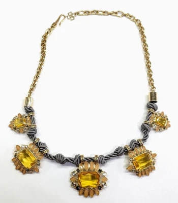 Colar Ann Taylor acrílico amarelo strass tom dourado corda ajustável - Imagem 1 de 4