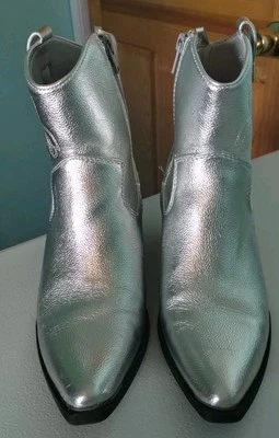 Botín Old Navy Plateado Damas Talla 7 Cremallera Lados 2 en Tacón Punta Usado Foto 1 de 4