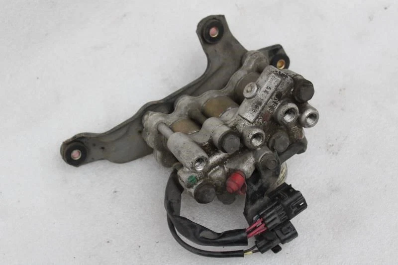 1990 LEXUS LS400 BRAKE TRACTION ACTUATOR ASSEMBLY 47990-50010 - Image 1 of 4